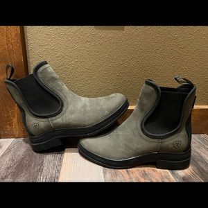 lightly worn women’s Ariat boots !!